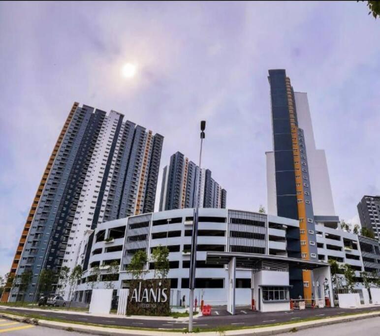 E. R 3r2b Nearby Klia Apartment
